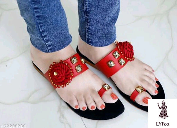 Catalog Name:*Modern Women Flats*Material: Syntethic LeatherSole Material: PvcPattern: StripedFastening & Back Detail: BuckleMultipack: 1 - IND-6