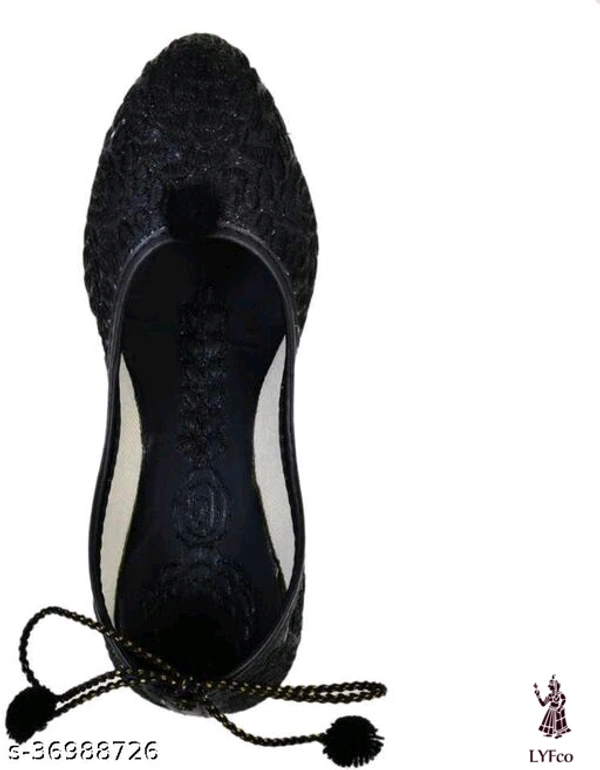 Catalog Name:*Colorful Women Juttis & Mojaris*Material: CanvasSole Material: RubberPattern: TexturedFastening & Back Detail: Closed BackMultipack: 1 - 9