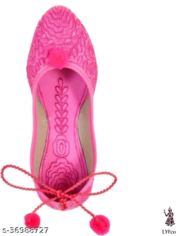 Catalog Name:*Colorful Women Juttis & Mojaris*Material: CanvasSole Material: RubberPattern: TexturedFastening & Back Detail: Closed BackMultipack: 1 - 6