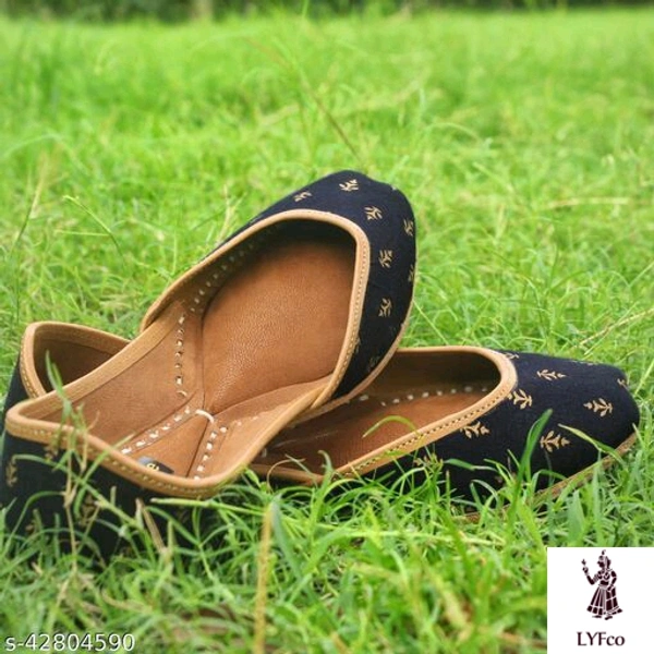 Catalog Name:*Gorgeous Women Juttis & Mojaris*Material: LeatherSole Material: LeatherPattern: PrintedFastening & Back Detail: Ankle LoopMultipack: 1 - 5