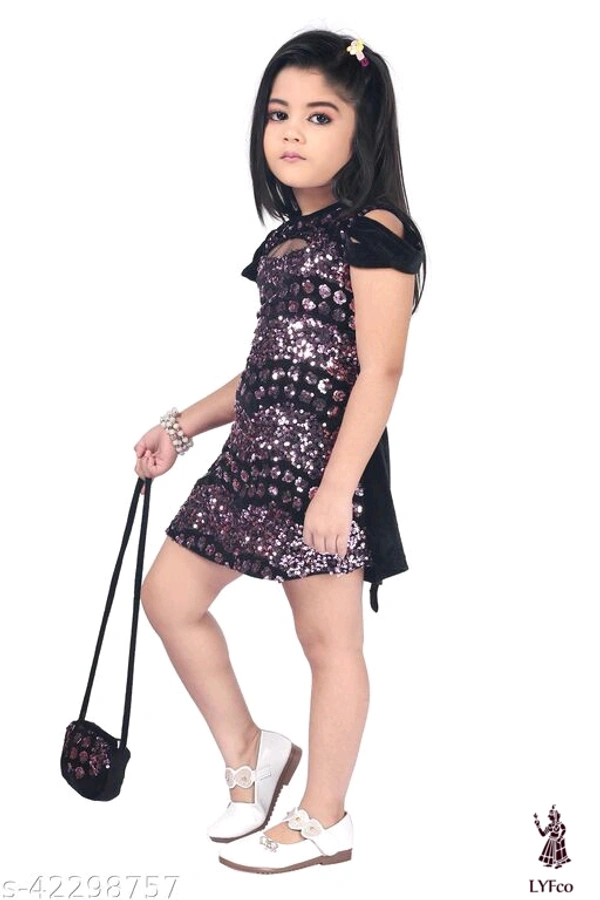 Catalog Name:*Tinkle Fancy Girls Frocks & Dresses*Fabric: Viscose RayonSleeve Length: Short SleevesPattern: EmbellishedMultipack: Single - 7-8