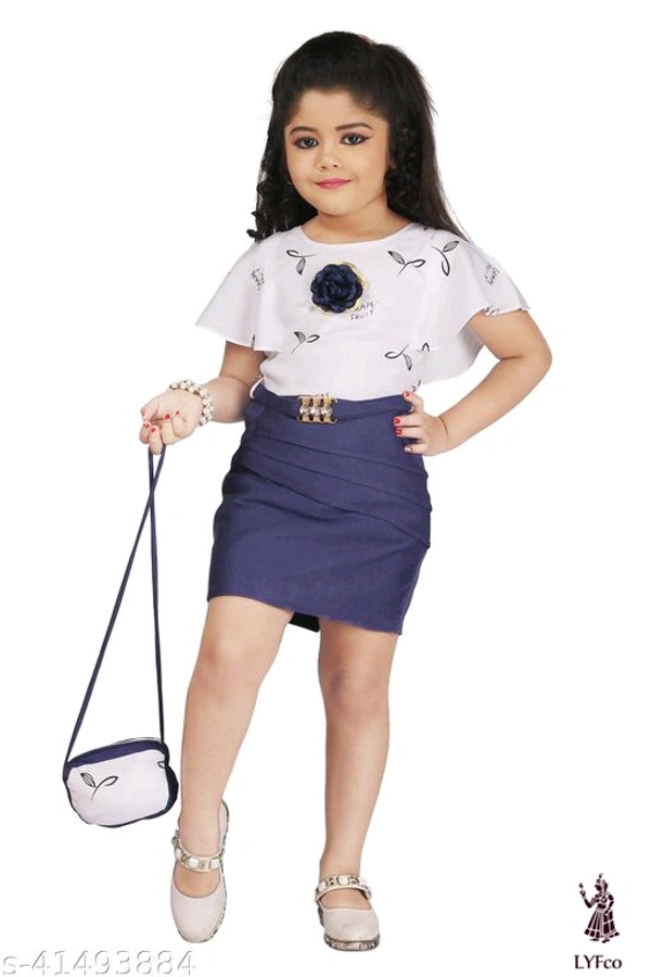 Catalog Name:*Cute Comfy Girls Frocks & Dresses*Fabric: CottonSleeve Length: Short SleevesPattern: PrintedMultipack: Single - 5-6 Years