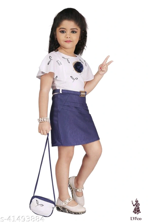Catalog Name:*Cute Comfy Girls Frocks & Dresses*Fabric: CottonSleeve Length: Short SleevesPattern: PrintedMultipack: Single - 5-6 Years