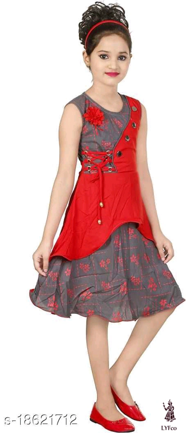 Catalog Name:*Princess Fancy Girls Frocks & Dresses*Fabric: Rayon,Cotton,ChiffonSleeve Length: Sleeveless,Three-Quarter SleevesPattern: Self-DesignMultipack: Single - 5-6 years