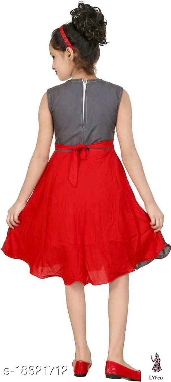 Catalog Name:*Princess Fancy Girls Frocks & Dresses*Fabric: Rayon,Cotton,ChiffonSleeve Length: Sleeveless,Three-Quarter SleevesPattern: Self-DesignMultipack: Single - 7-8 years