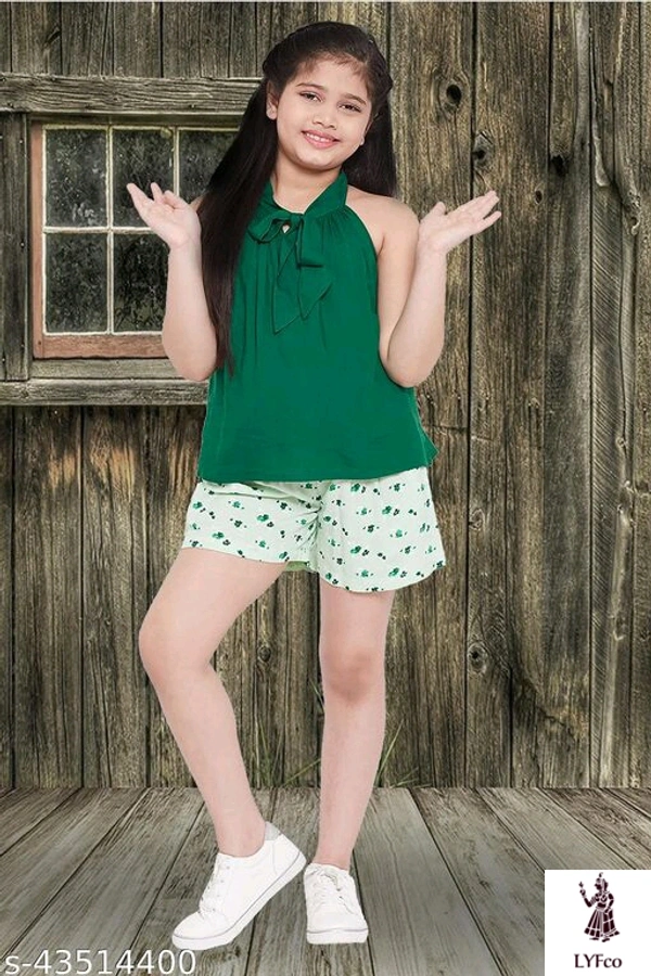 Catalog Name:*Pretty Elegant Girls Top & Bottom Sets*Top Fabric: PolyesterBottom Fabric: PolyesterSleeve Length: SleevelessTop Pattern: DyedBottom Pattern: PrintedMultipack: SingleAdd-Ons: No Add Ons - 14-15 Years