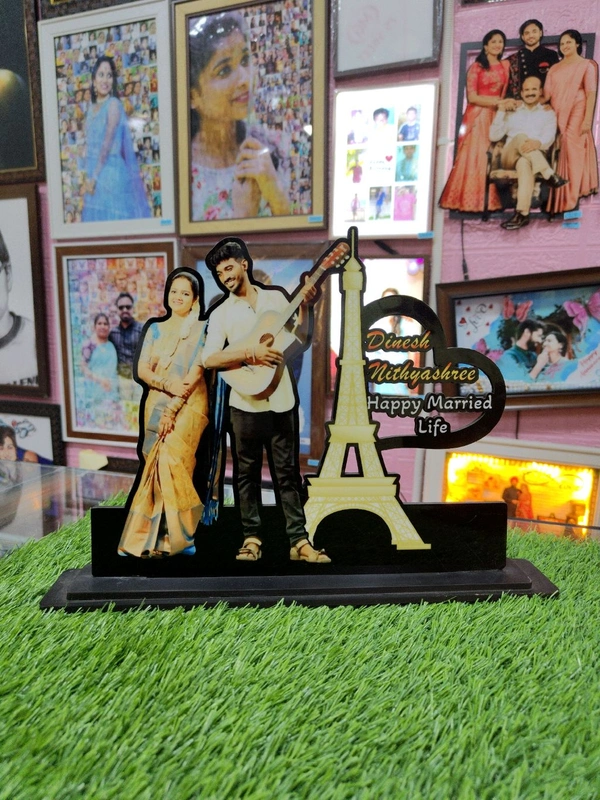 Eiffel Tower Love Couple - Customized Cutout Frame