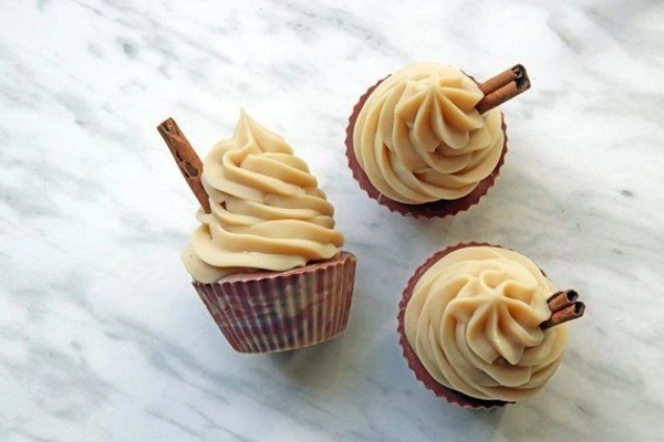 Butter Scotch With Caramel Cup Cake - 10 pieces, Light brown
