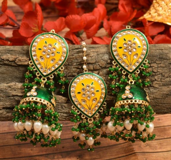 Buy Women's Gold-Plated Peach Color Stone Studded Floral Maang Tikka With  Drop Earrings Set online at Trendia