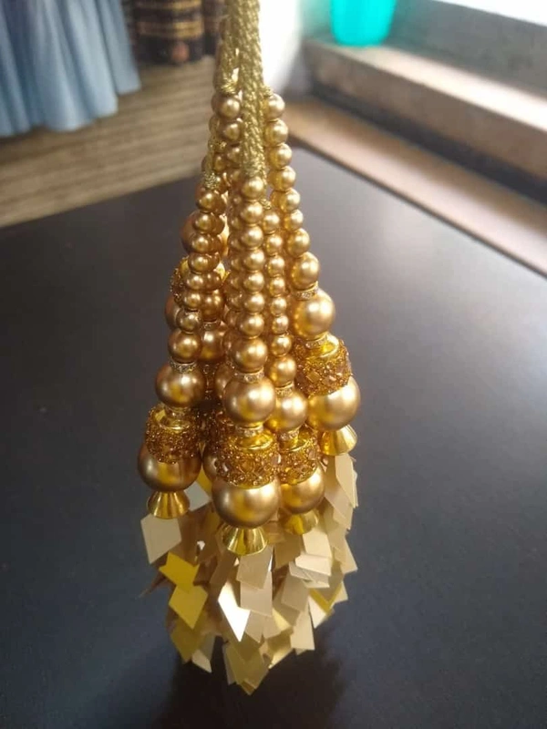 Stylish Tessels Barfi Shape Leaf