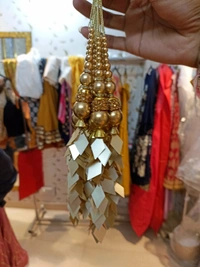 Stylish Tessels Barfi Shape Leaf