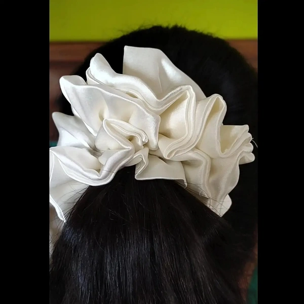 Frillied Scrunchie - black , regular
