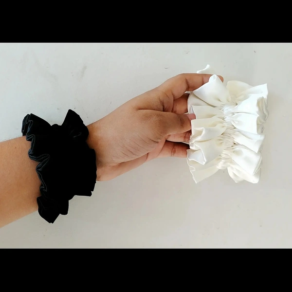 Frillied Scrunchie - black , regular