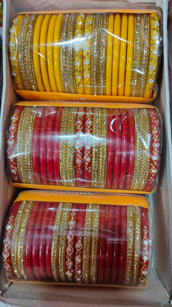 Jaipur ki Sundar ladki - Maroon aur yellow