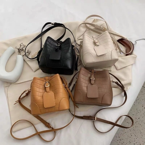 Structure Bucket Bag 
