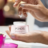 POND'S Bright Beauty Day Cream 35 g, Non-Oily, Mattifying Daily Face Moisturizer, SPF 15 - With Niacinamide to Lighten Dark Spots for Glowing Skin - 2-3 days on orders over ₹499 shipped by Selection House, 35 gm