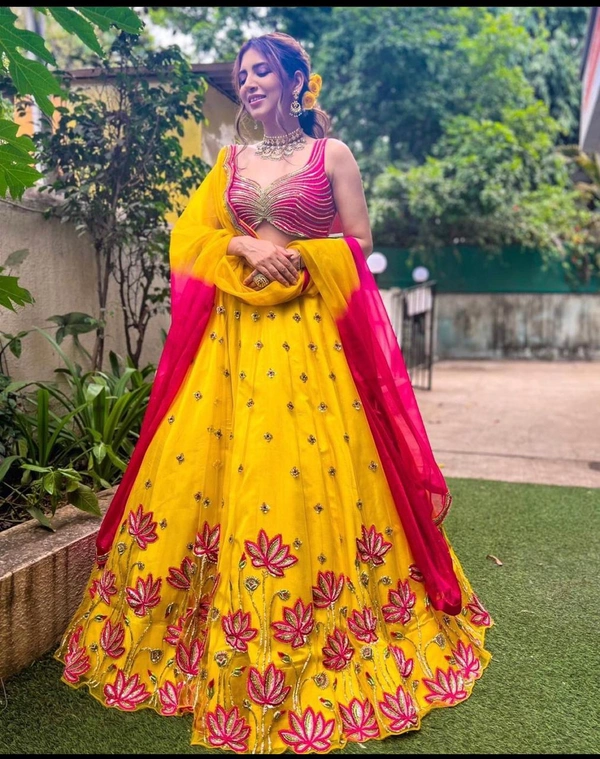 💥💕*Presenting New Wedding Collection Lehenga Choli  With Heavy Shine Emrodery Work*👌💕(am) - Free Size