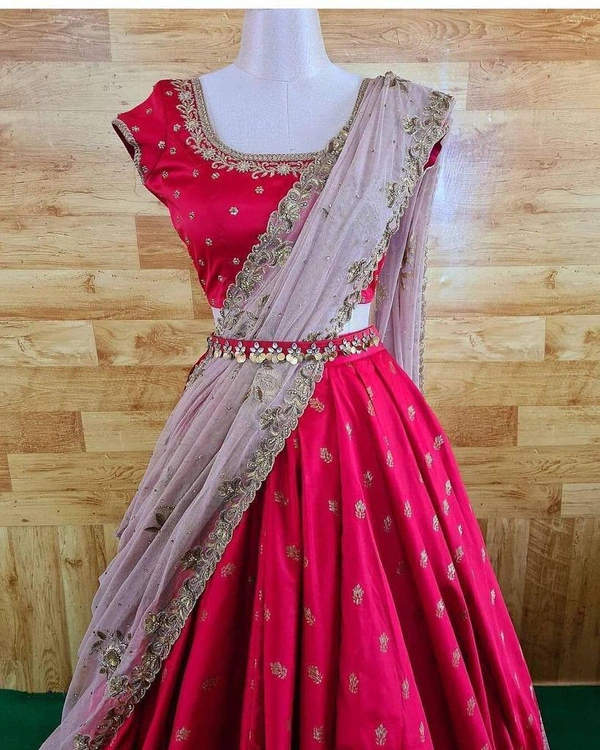 🧚‍♀️💕*PRESENTING NEW HEVVY TAFETA SILK LAHENGA CHOLI WITH DAIMOND CUTE LANGHA CHOLI WITH 4 MITTER FLAIR*💕🧚‍♀️