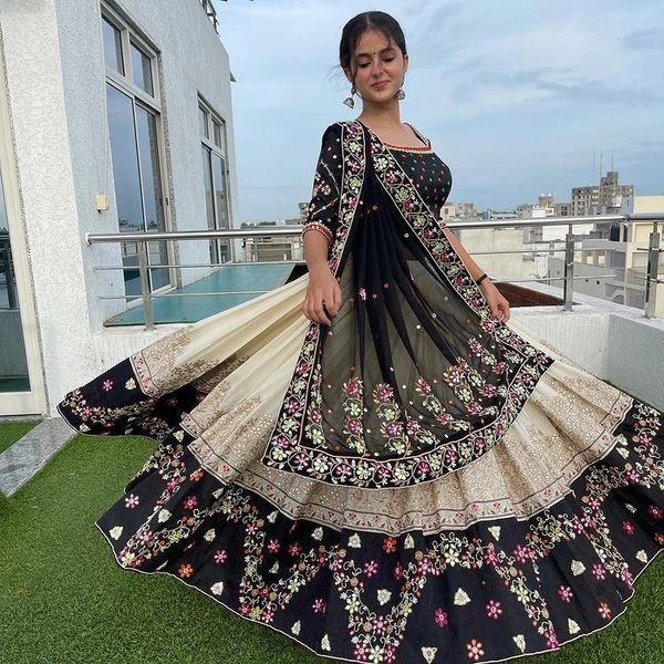 LC 671❤️PRESENTING NEW DESIGNER PRINTED LAHENGA CHOLI❤️(am)