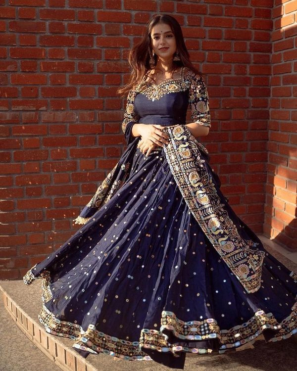 LC 700 ❤️PRESENTING NEW DESIGNER PRINTED LAHENGA CHOLI❤️(am)