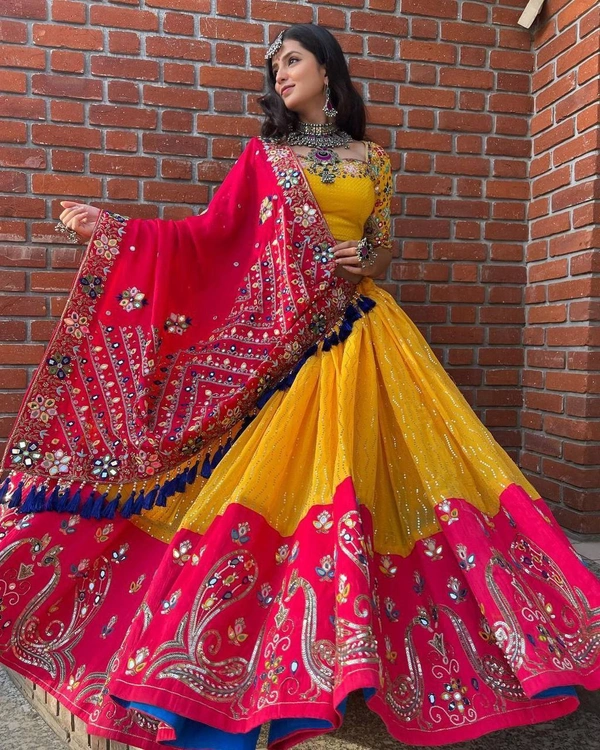 LC 799❤️PRESENTING NEW DESIGNER EMBROIDERED LAHENGA CHOLI❤️(am)