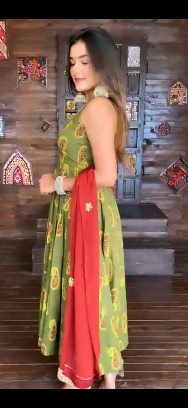 LC 862♥️ PRESENTING NEW DESIGNER  EMBROIDERED ANARKALI GOWN ♥️(am)