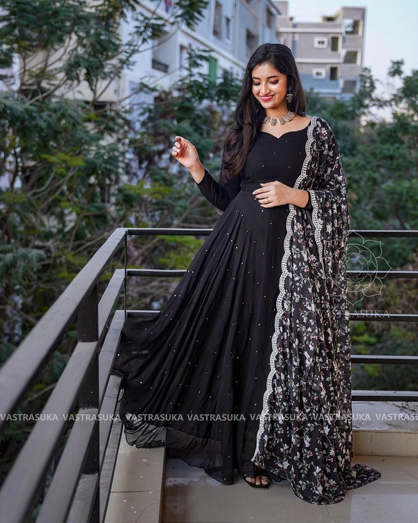 LC 686♥️ PRESENTING NEW DESIGNER  EMBROIDERED ANARKALI GOWN ♥️(am)