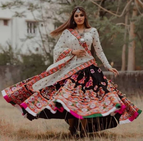_*THIS NAVRATRI ROCK WITH THIS PRINTED AND REAL MIRROR LEHENGA CHOLI WITH DUPATTA*_(am)