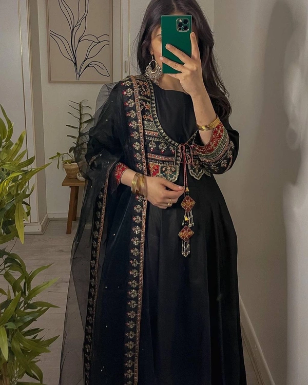 LC 1041♥️ PRESENTING NEW DESIGNER EMBROIDERED ANARKALI GOWN ♥️(am) - Black