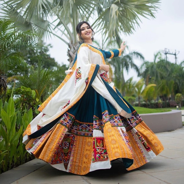 _*THIS NAVRATRI ROCK WITH THIS PRINTED AND REAL MIRROR LEHENGA CHOLI WITH DUPATTA*_(am)